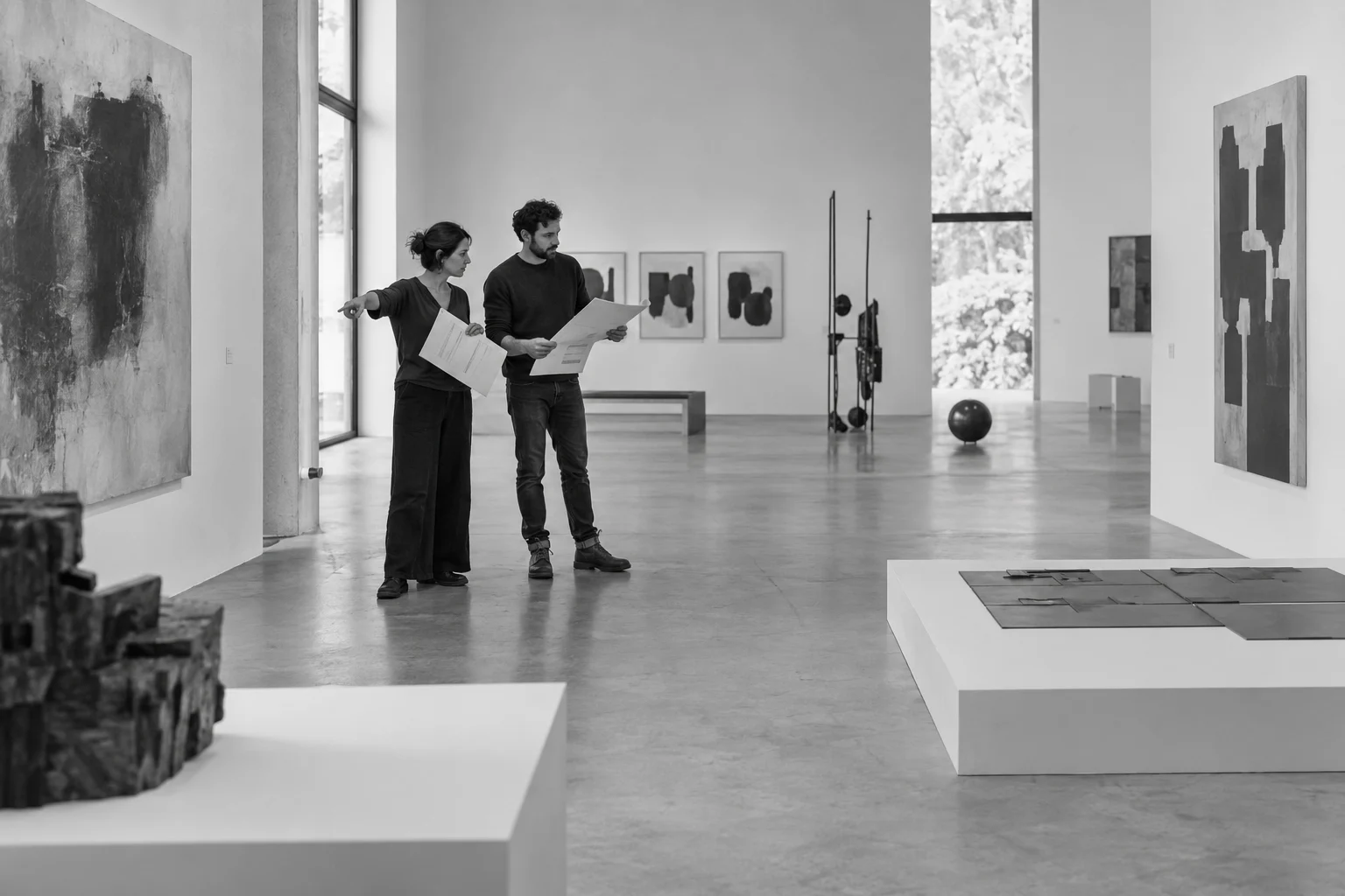 Une équipe prépare le parcours d’une exposition dans une galerie